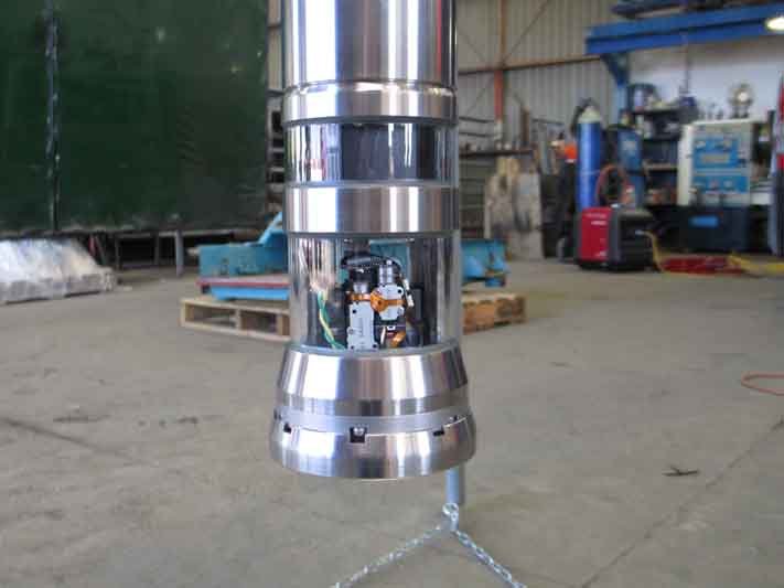 Downhole camera head used for borehole inspection