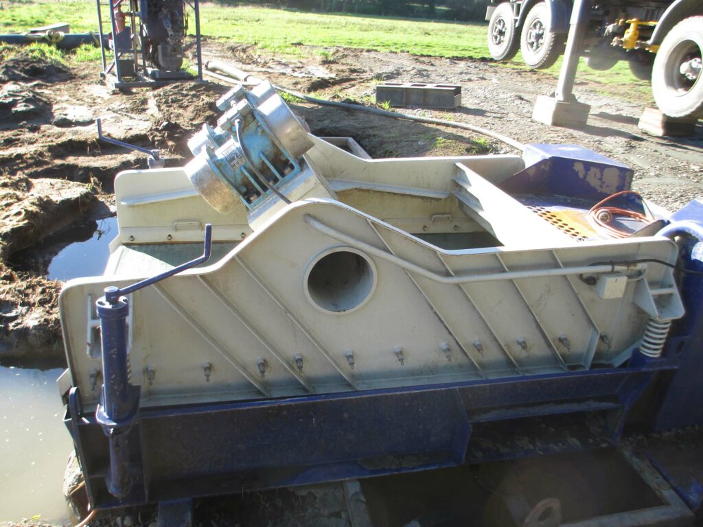 Shale shaker screening drill cuttings out of the returning drilling fluid